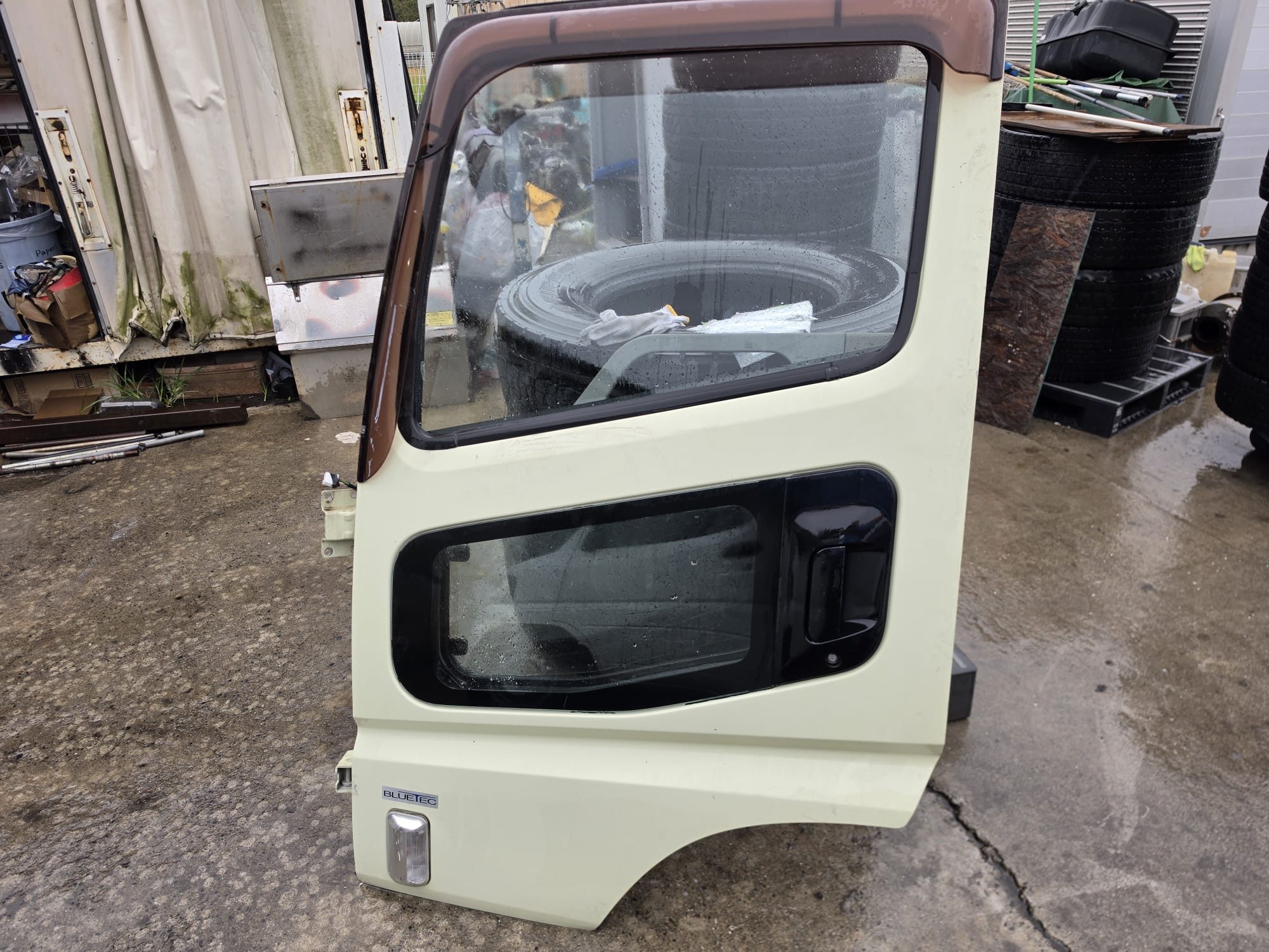 CG-P16 | Mitsubishi Fuso Super Great FU64VUZ3X Left Door