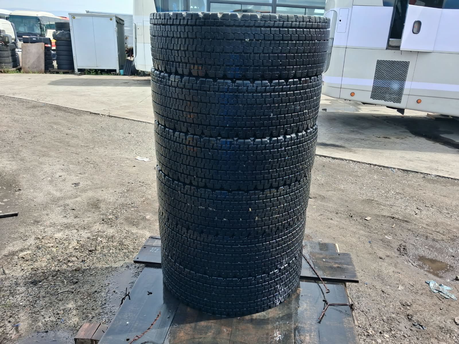 CG-P68 | Set of 6 Bridgestone Studless Tires 265/70R19.5 W900