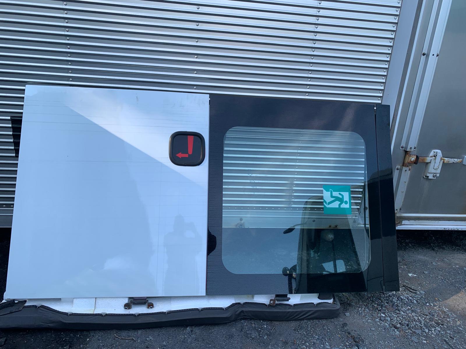 CE-AG-26-P5 | Hino Poncho Right Second Door