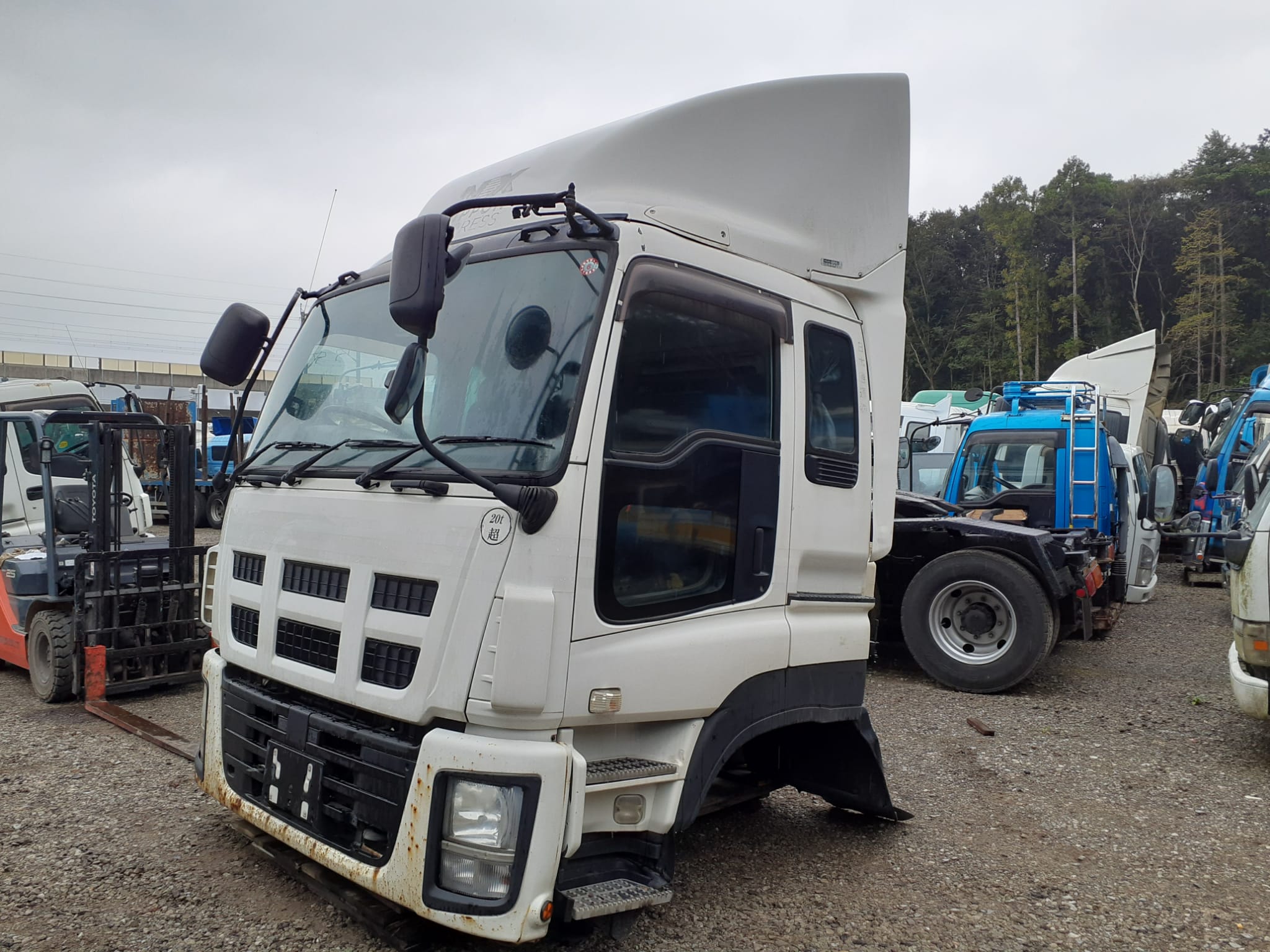 CE-AG-11 | Cabin only Isuzu Giga Cabin CYJ77A-7011680 With bed and air guide plate