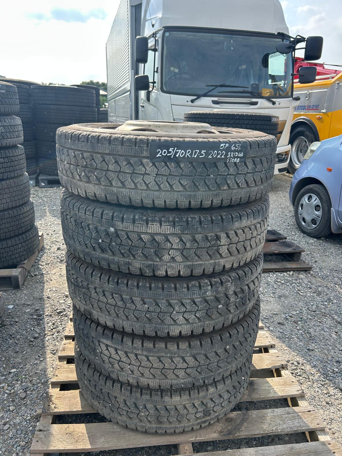 CG-AH-13-P4 | 205 70R17.5 Bridgestone BRIDGESTONE 2022 Model 5 tires 60% tread Studless tires Winter tires Wheels