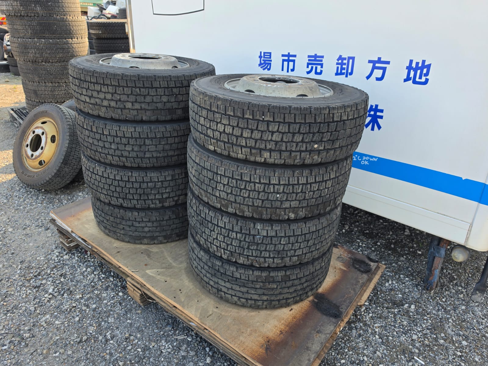 CG-AH-21-P1 | 235 70R 17.5 Dunlop DUNLOP 2024 Model 8 tires Studless winter tires 10 holes With wheels 33mm