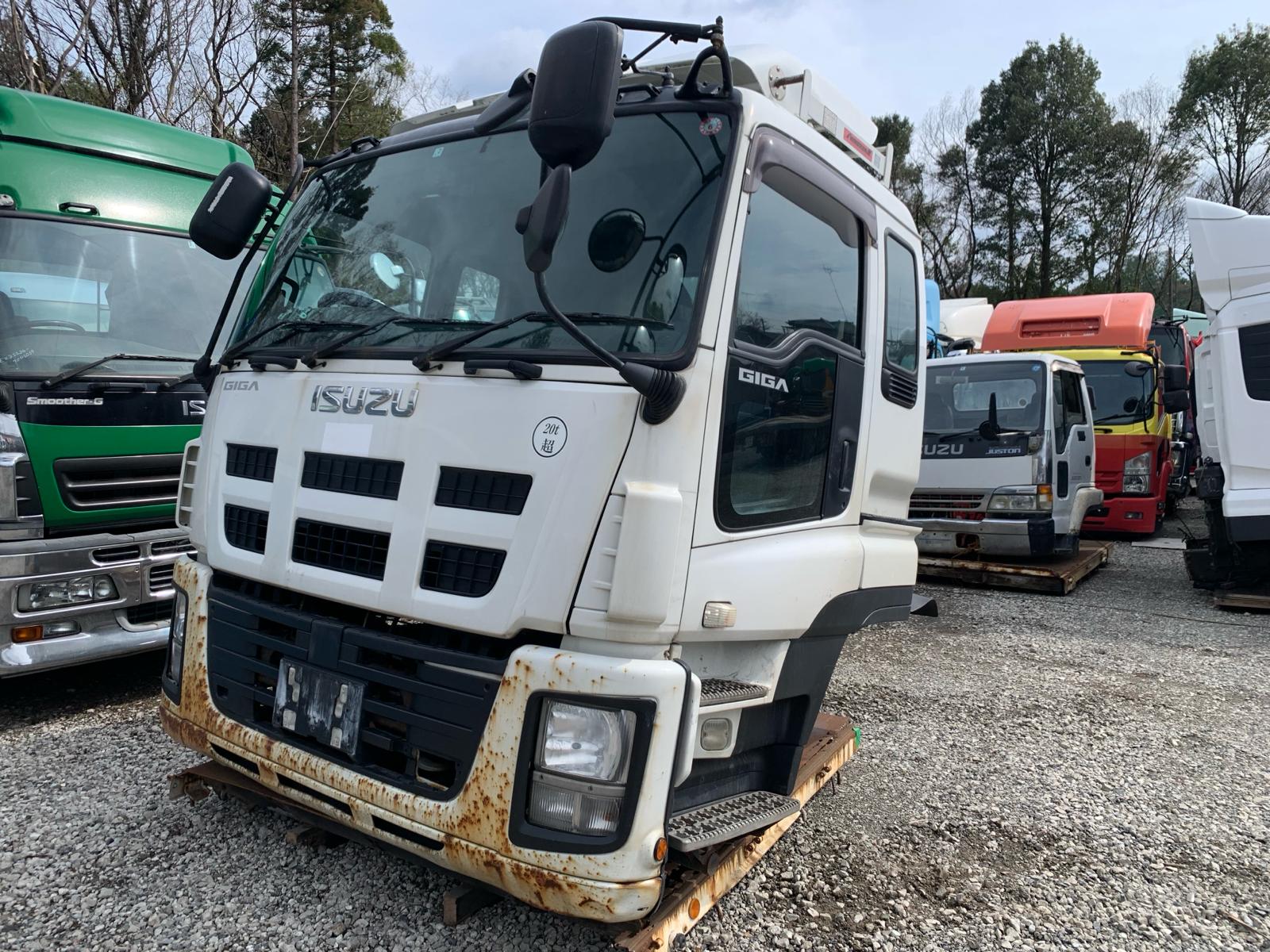 CE-AD-107 | Cabin only Isuzu Giga Cabin CXE77A-7000098 LKG-CXE77A with bed February 2012