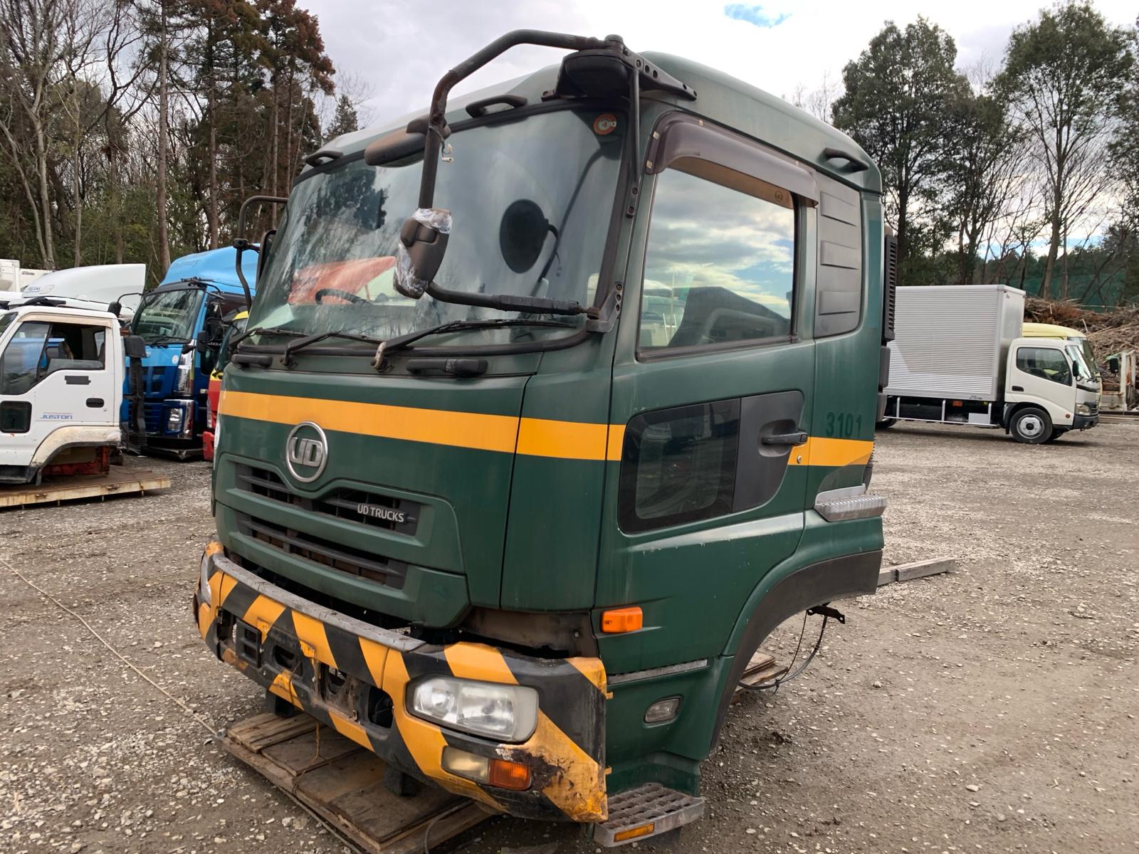 CE-AC-55 | Cabin only UD Trucks Cabin CD5YL-00231 LDG-CD5YL with bed November 2011