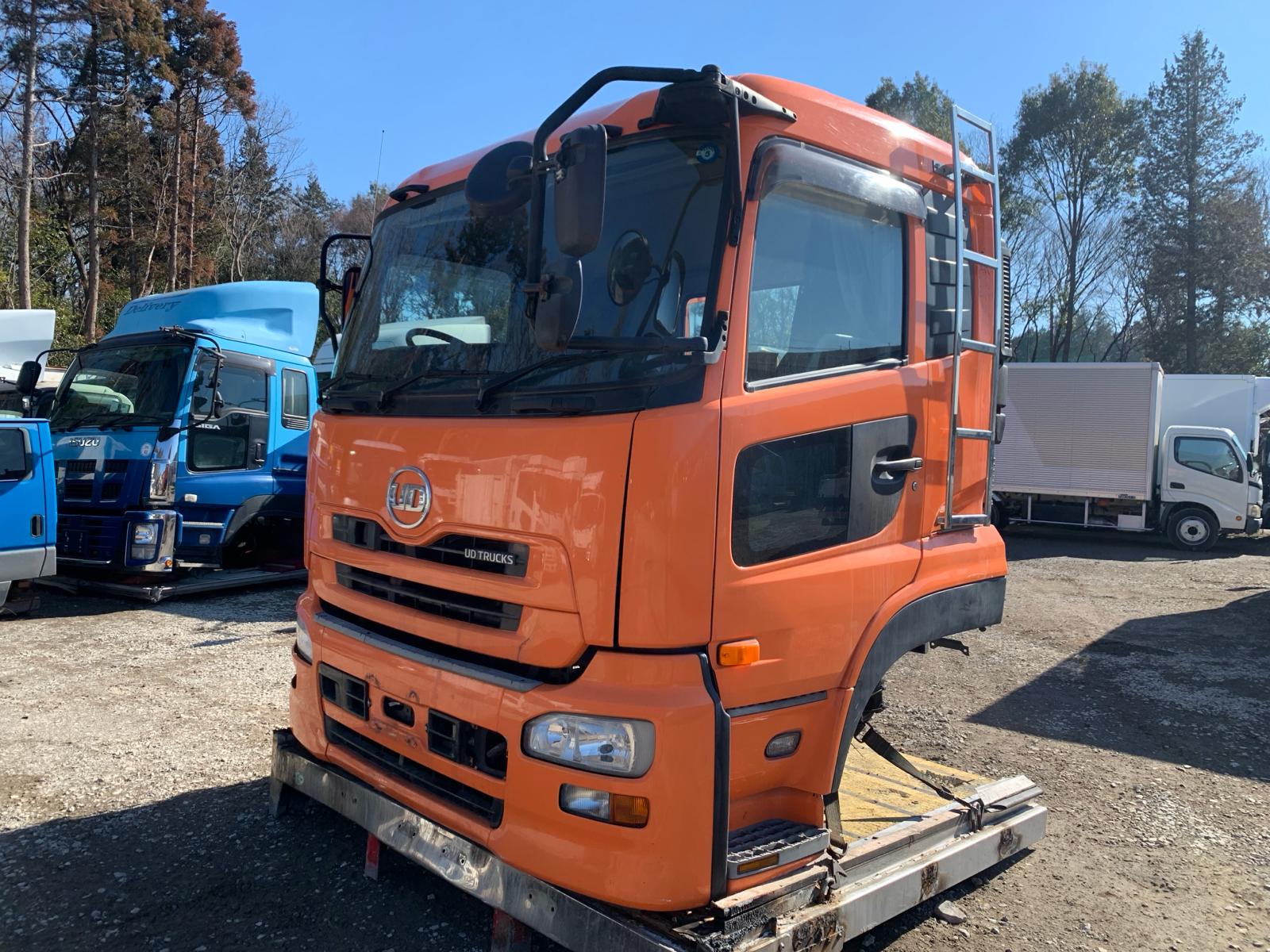 Cabin only UD UD Trucks Cabin GK5XA-01178 LKG-GK5XAB With bed January 2012 [Ref. No: CE-AC-32]